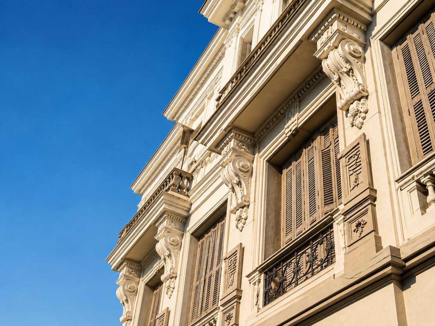 Balcones, cornisas y molduras de fachada